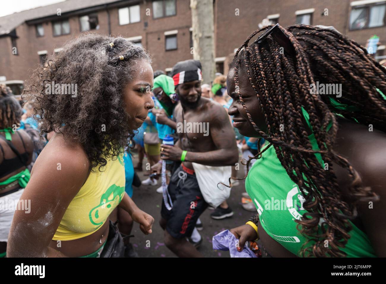 Londra, Regno Unito. 28th agosto, 2022. I partecipanti ballano durante la Parata dei Bambini del Carnevale di Notting Hill. Si prevede che centinaia di migliaia di festeggiatori prenderanno parte al Notting Hill Carnival, la festa di strada più grande d'Europa e una celebrazione delle tradizioni afro-caraibiche, mentre tornerà nelle strade di Londra occidentale dopo un periodo di due anni di pausa causato dalla pandemia del Covid-19. Credit: Wiktor Szymanowicz/Alamy Live News Foto Stock