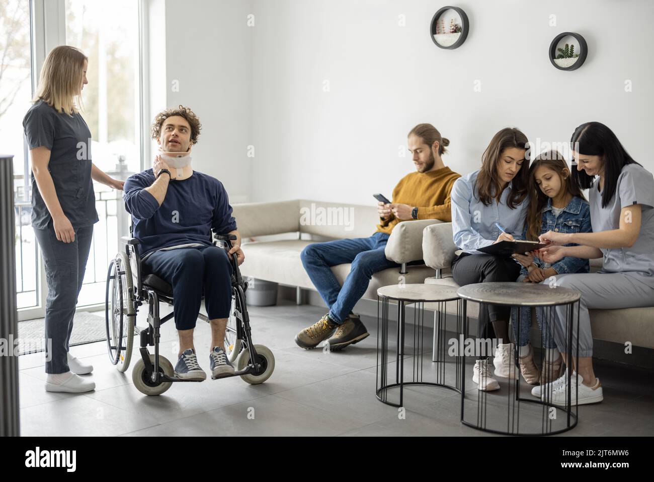 Persone alla reception del centro di riabilitazione o clinica traumatologica Foto Stock