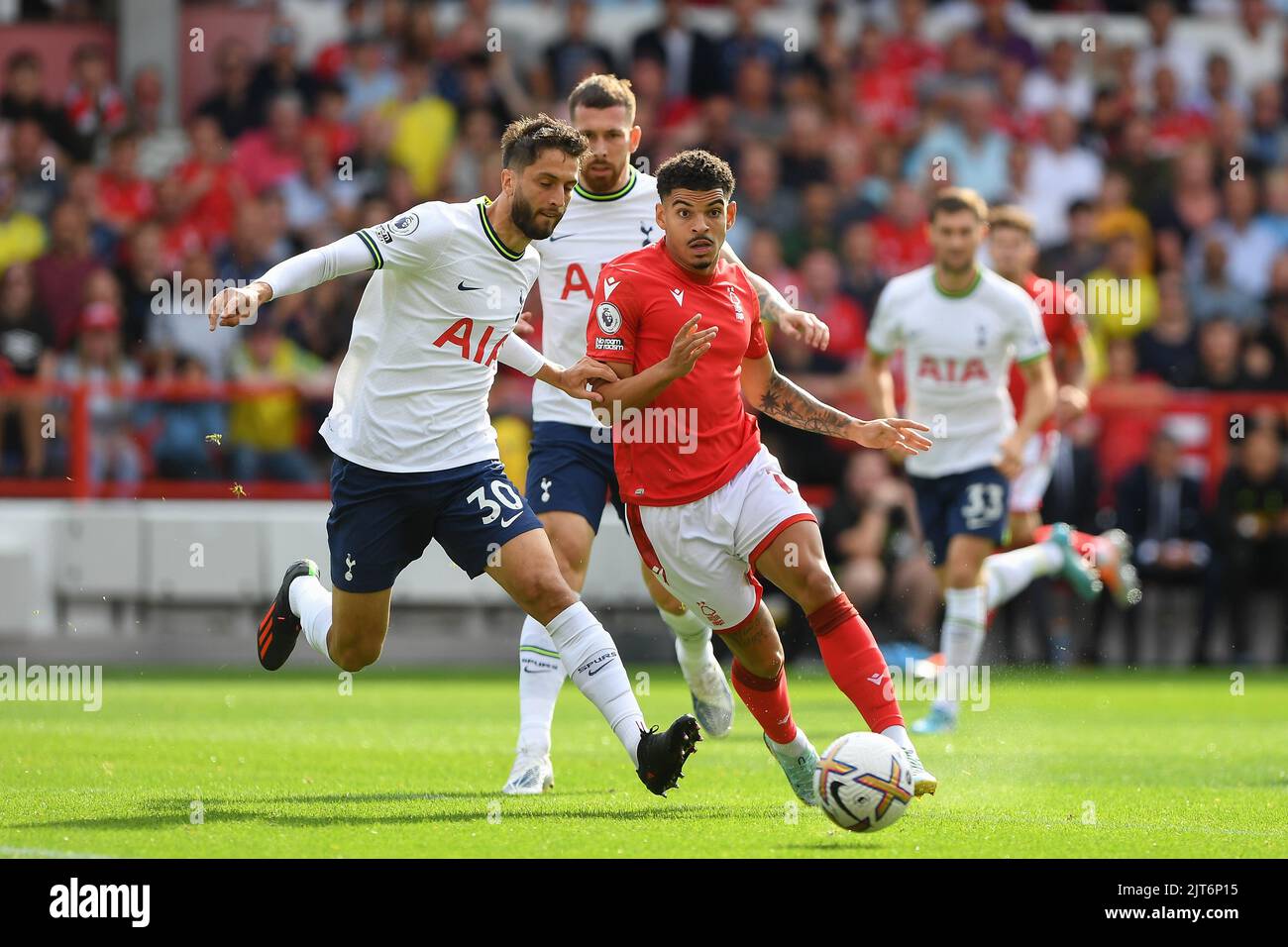 Rodrigo Bentancur di Tottenham Hotspur e Morgan Gobbs-White di Nottingham Forest durante la partita della Premier League tra Nottingham Forest e Tottenham Hotspur al City Ground di Nottingham domenica 28th agosto 2022. (Credit: Jon Hobley | MI News) Foto Stock