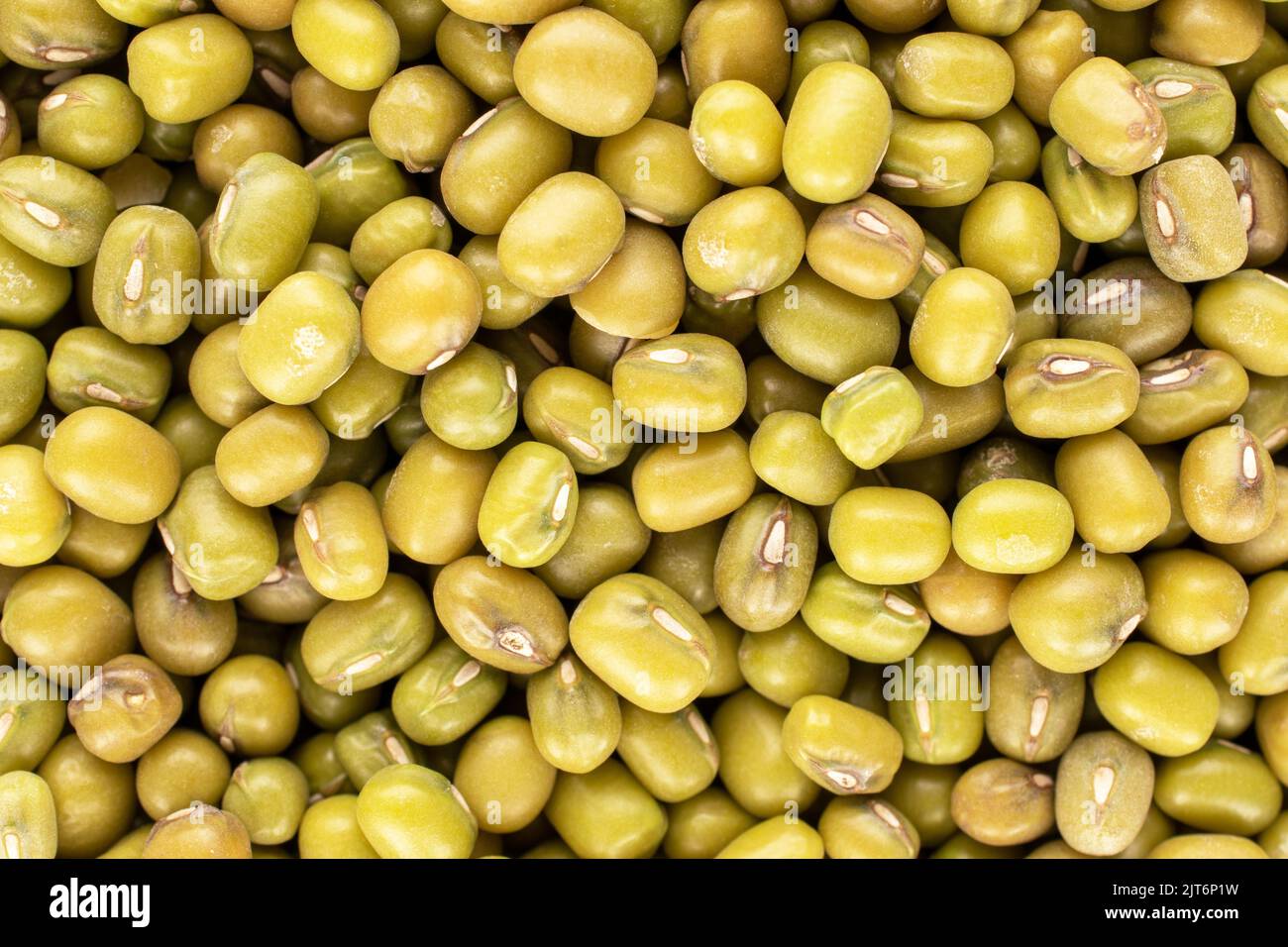 Un sacco di fagioli mung crudi biologici, primo piano, vista dall'alto. Foto Stock