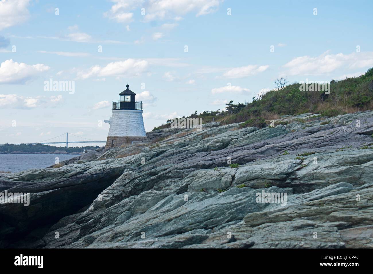 Il faro di Castle Hill a Newport, Rhode Island, si affaccia sulla baia di Narragansett e sul ponte di Newport da una costa rocciosa -13 Foto Stock