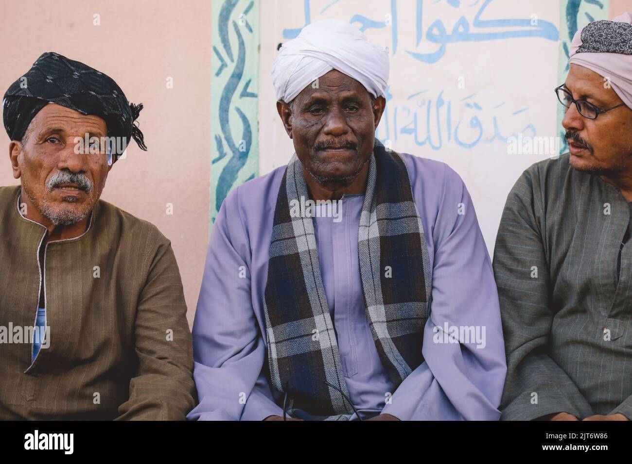 Luxor, Egitto - 07 novembre 2021: Primo piano Ritratto del vecchio egiziano locale in vestiti tradizionali Foto Stock