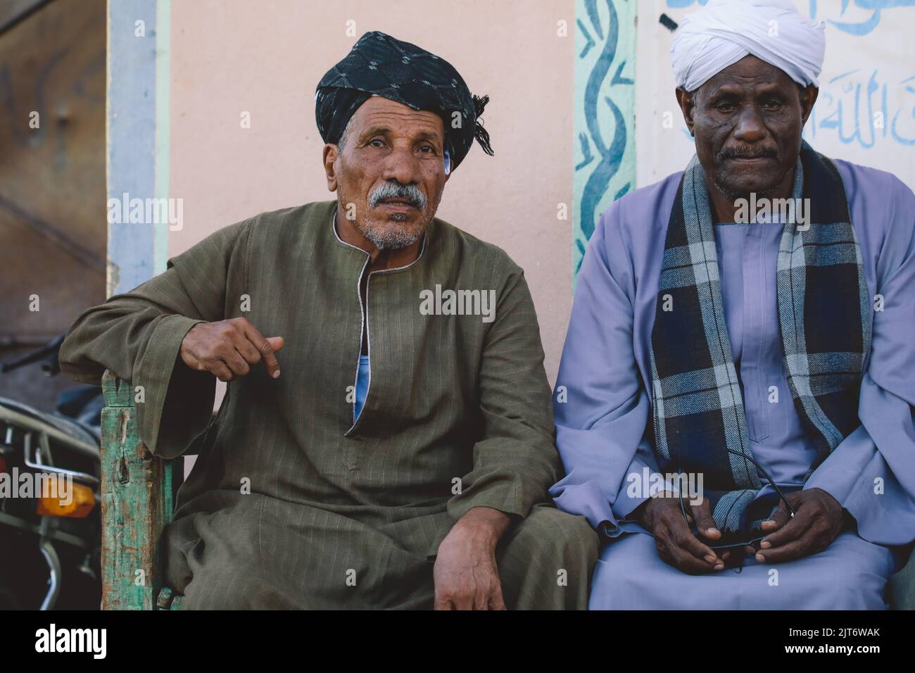 Luxor, Egitto - 07 novembre 2021: Primo piano Ritratto del vecchio egiziano locale in vestiti tradizionali Foto Stock