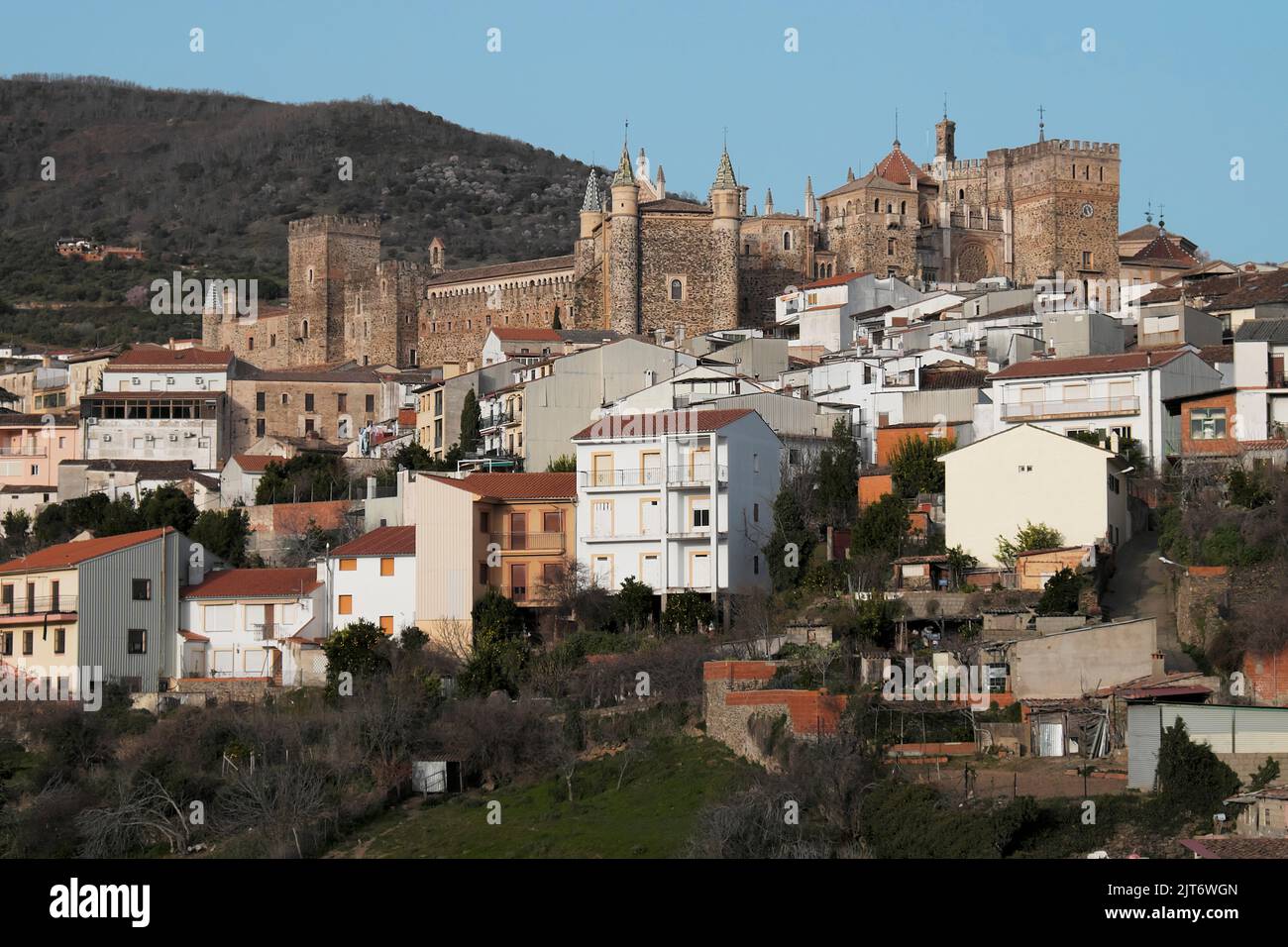 La città di Guadalupe e il Monastero reale di Santa Maria di Guadalupe nella provincia di Cáceres, Estremadura. Foto Stock