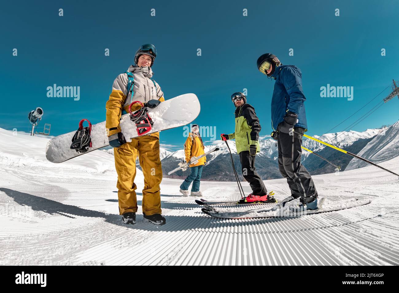 Gruppo di turisti sciatori e snowboarder si trova presso la stazione sciistica. Concetto di sport invernali Foto Stock
