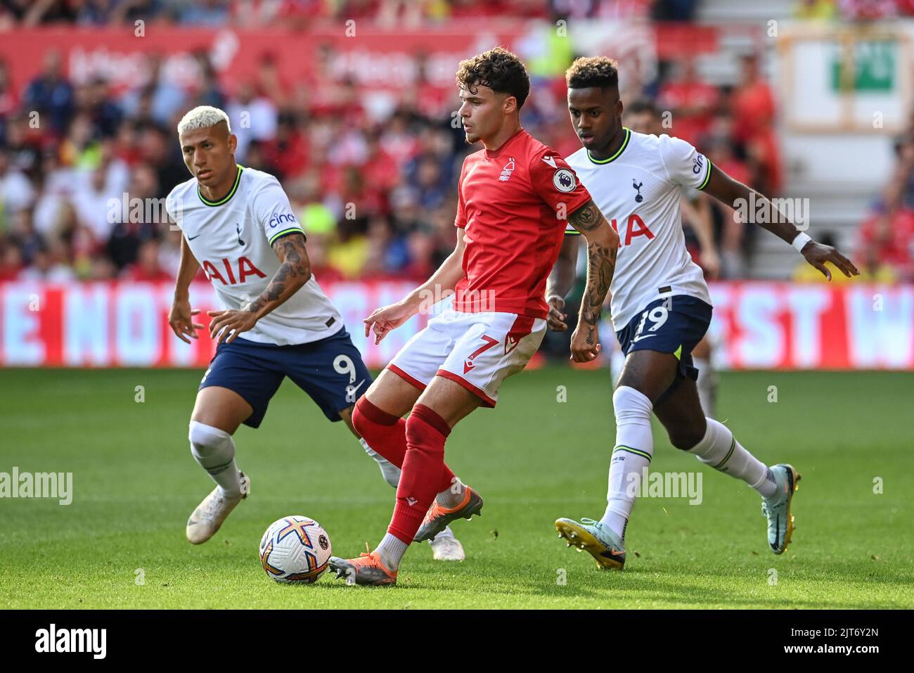 Neco Williams #7 di Nottingham Forest passa la palla sotto pressione da Richarlison #9 di Tottenham Hotspur (L) e Ryan Sessegnon #19 di Tottenham Hotspur (R) Foto Stock