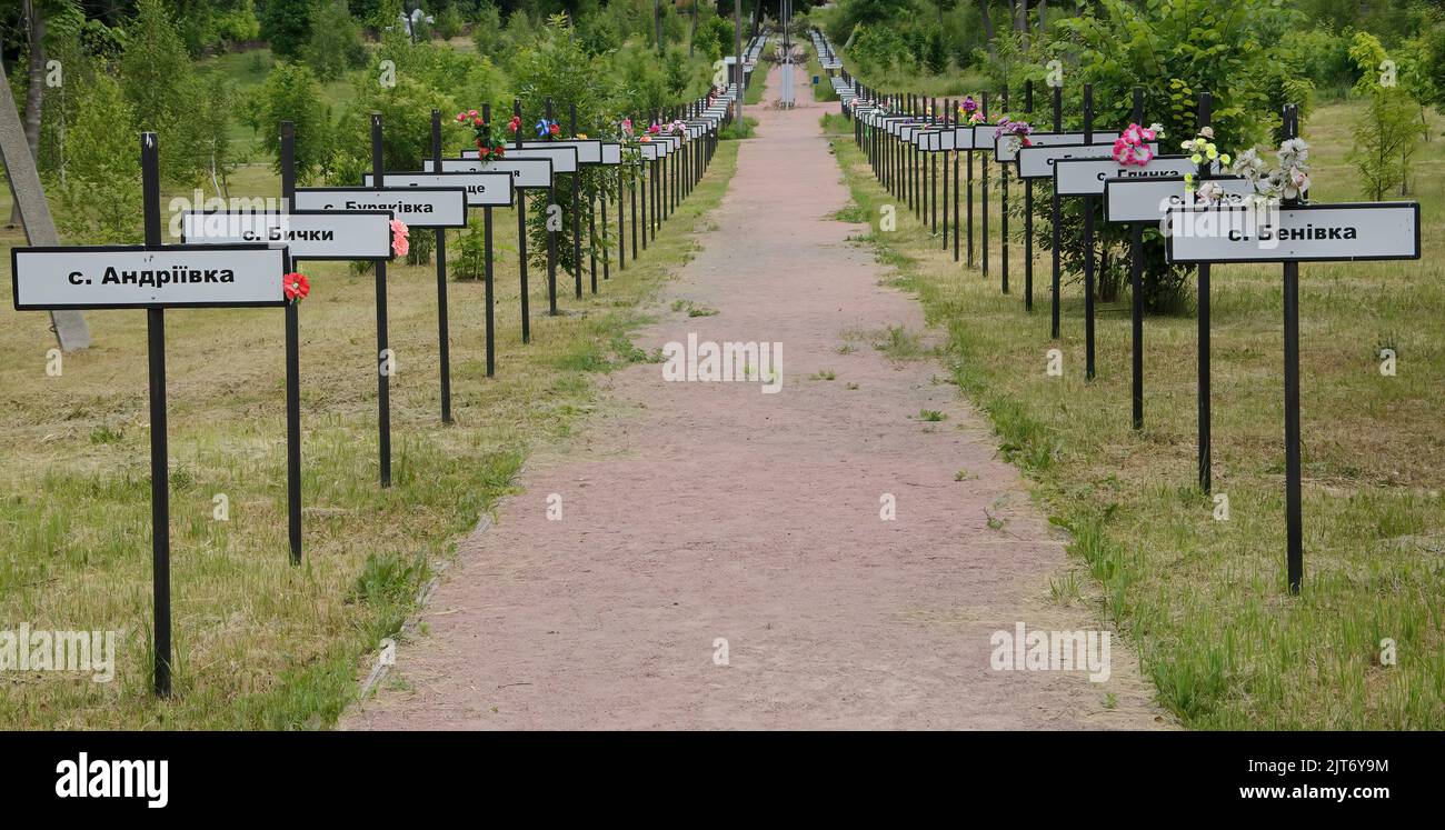 Segni in memoria delle varie città e villaggi scomparsi consecutivamente al disastro di Cernobyl. Zona di esclusione di Cernobyl, Ucraina Foto Stock