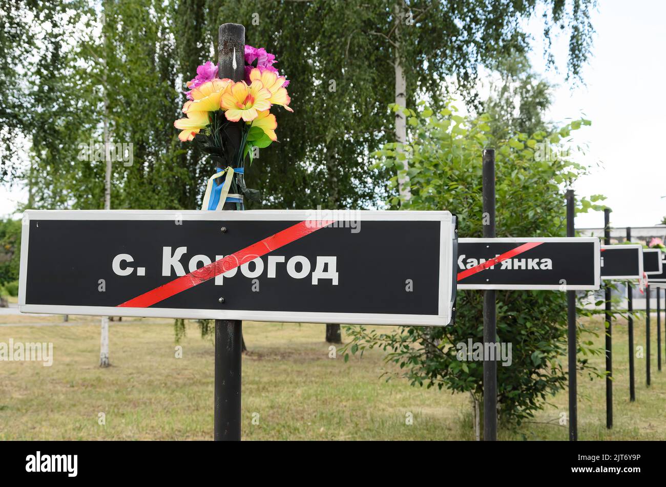 Segni in memoria delle varie città e villaggi scomparsi consecutivamente al disastro di Cernobyl. Zona di esclusione di Cernobyl, Ucraina Foto Stock