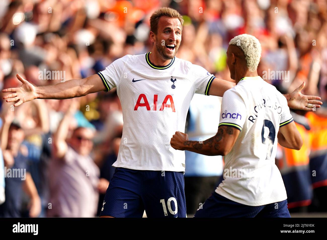 Harry Kane (a sinistra) di Tottenham Hotspur celebra il secondo goal del gioco con il compagno di squadra Richarlison durante la partita della Premier League al City Ground, Nottingham. Data immagine: Domenica 28 agosto 2022. Foto Stock