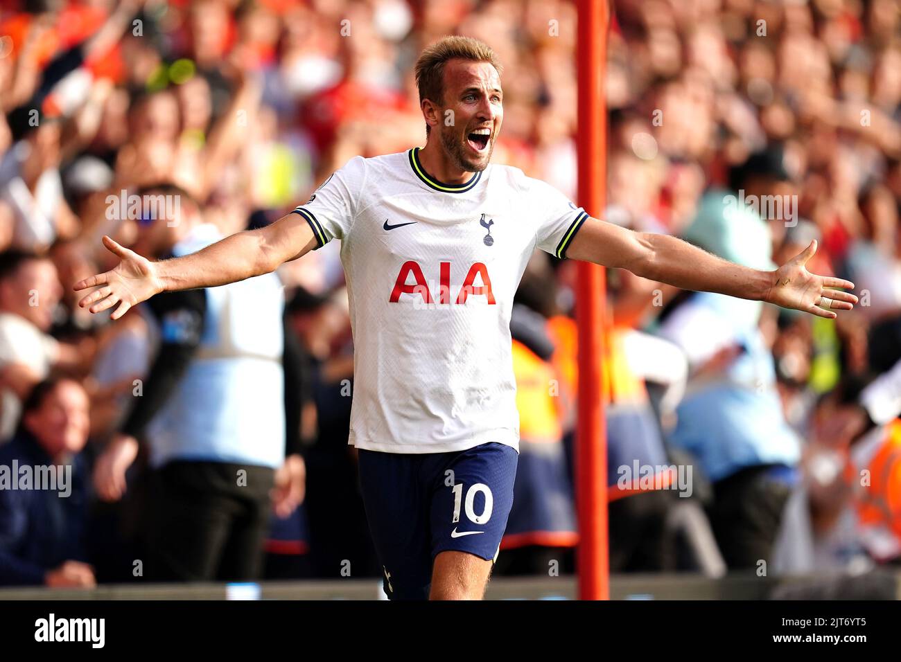 Harry Kane di Tottenham Hotspur festeggia il secondo goal della partita della Premier League al City Ground di Nottingham. Data immagine: Domenica 28 agosto 2022. Foto Stock