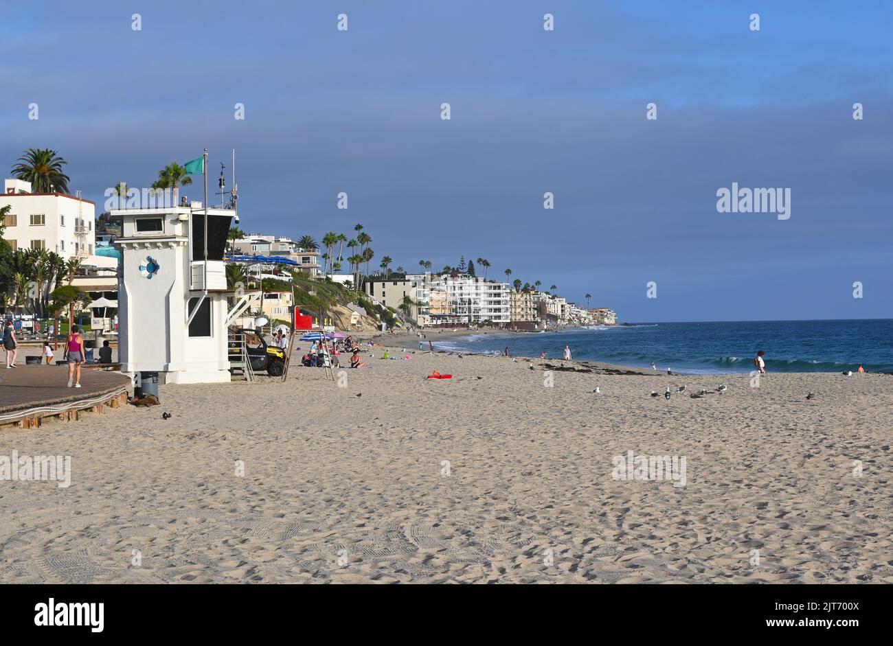 LAGUNA BEACH, CALIFORNIA - 24 AGO 2022: Persone che si godono la spiaggia principale presso la popolare spiaggia di Orange County. Foto Stock