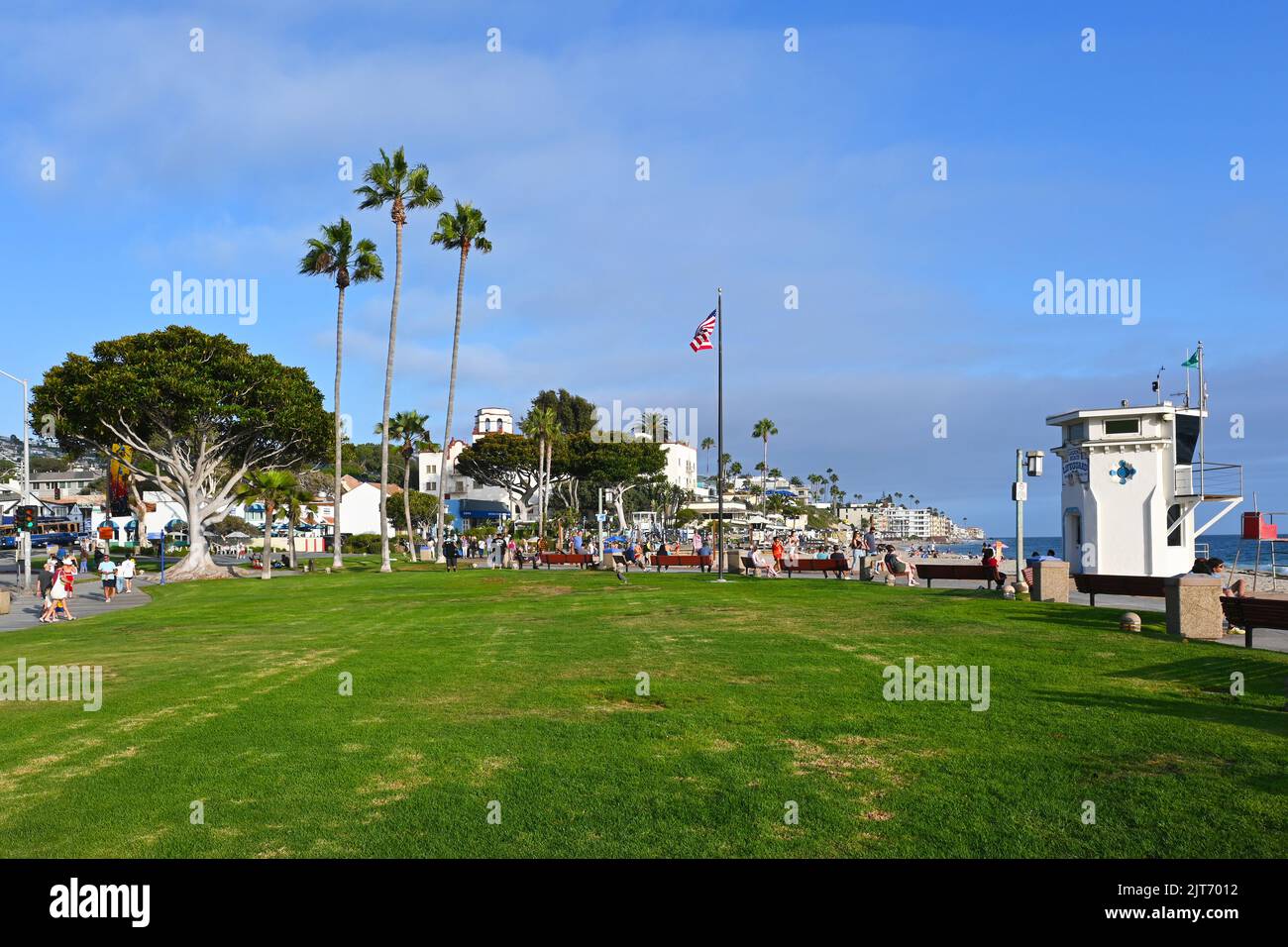 LAGUNA BEACH, CALIFORNIA - 24 AGO 2022: Il prato a Main Beach Park, con bagnino torre, guardando verso sud. Foto Stock