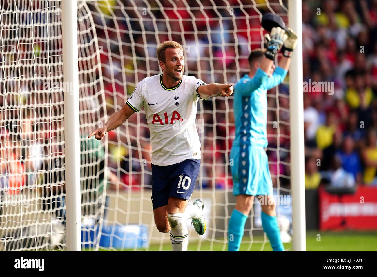Harry Kane (a sinistra) di Tottenham Hotspur celebra il secondo goal del gioco, mentre Dean Henderson, portiere della foresta di Nottingham, appare sconsolato durante la partita della Premier League presso il City Ground di Nottingham. Data immagine: Domenica 28 agosto 2022. Foto Stock