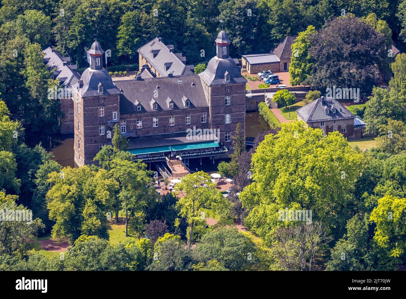 Vista aerea, castello ormeggiato Schlosshotel Hugenpoet con ristorante all'aperto, Kettwig, Essen, zona della Ruhr, Renania settentrionale-Vestfalia, Germania, DE, Food, Europ Foto Stock