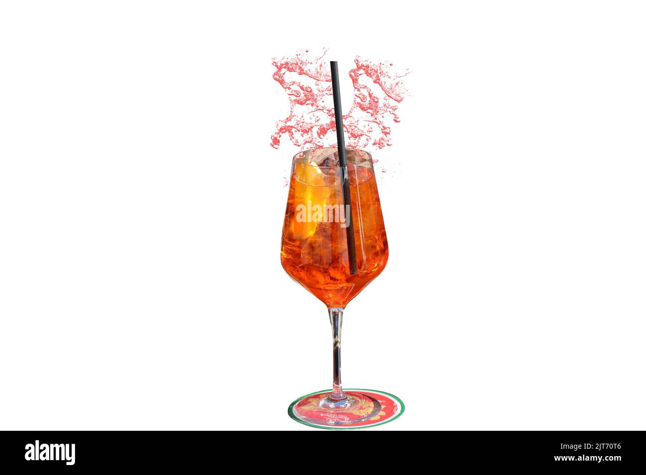 Primo piano di un aperitivo rosso ghiacciato con splash isolati su fondo bianco Foto Stock
