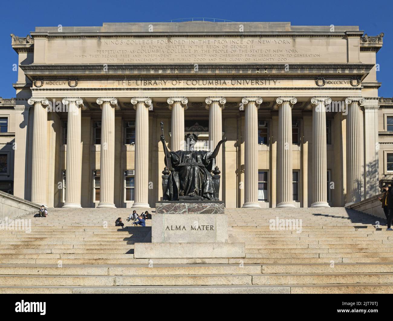 Alma Mater, scultura in bronzo su gradini che conduce alla Low Memorial Library nel campus di Morningside Heights di Columbia uni Foto Stock