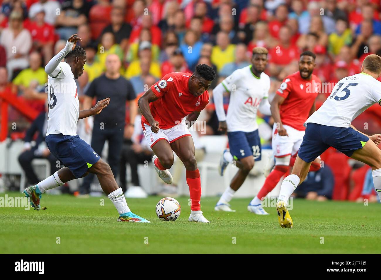 Taiwo Awoniyi di Nottingham Forest batte per la palla durante la partita della Premier League tra Nottingham Forest e Tottenham Hotspur presso il City Ground di Nottingham domenica 28th agosto 2022. (Credit: Jon Hobley | MI News) Foto Stock