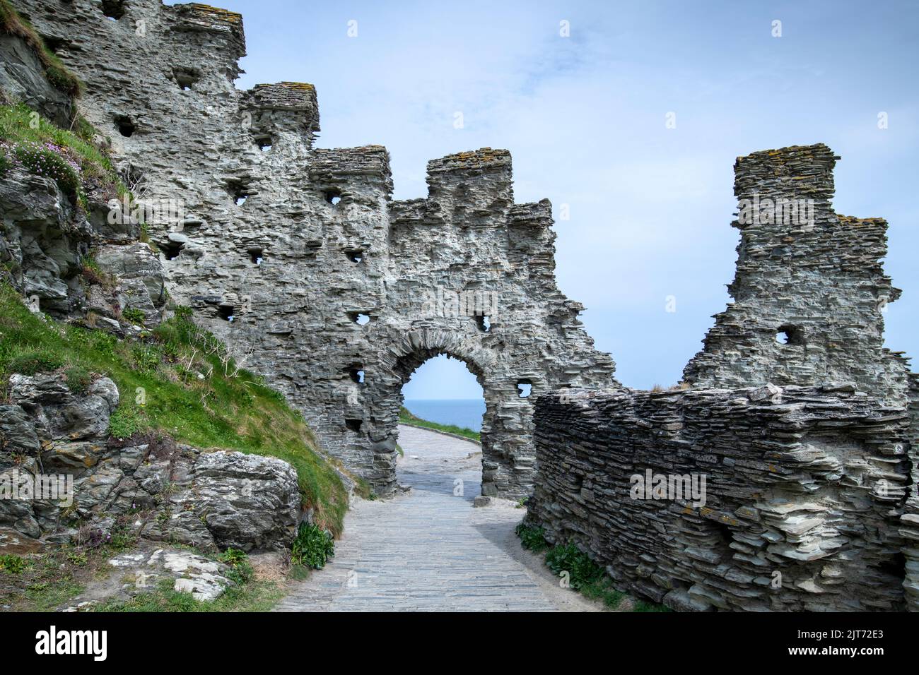 Rovine del castello di Tintagel, spesso legato alla leggenda di Re Artù, nella Cornovaglia settentrionale, Inghilterra, Regno Unito Foto Stock