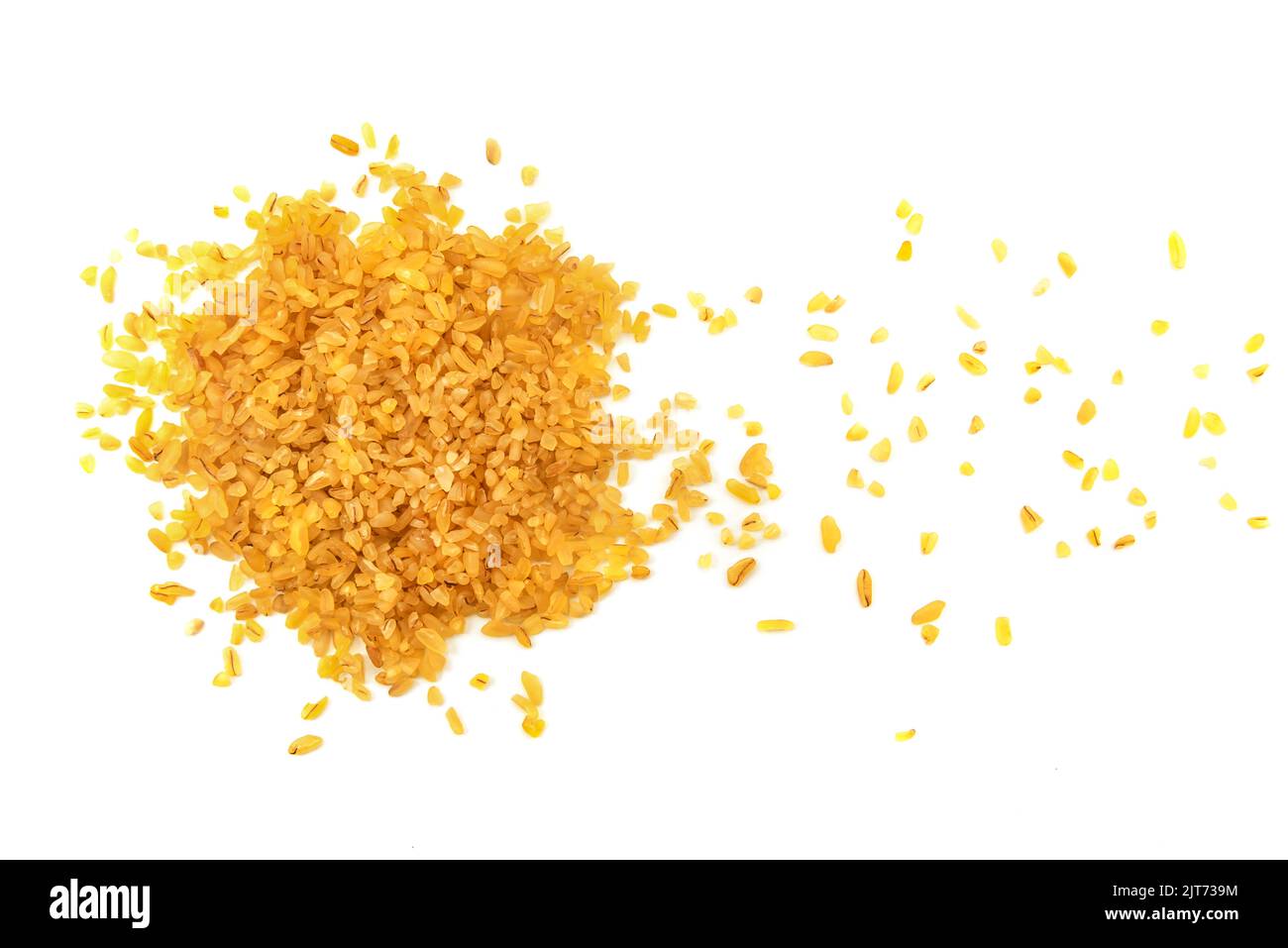Bulgur grano isolato. Una collina di grani di bulgur su uno sfondo bianco Foto Stock