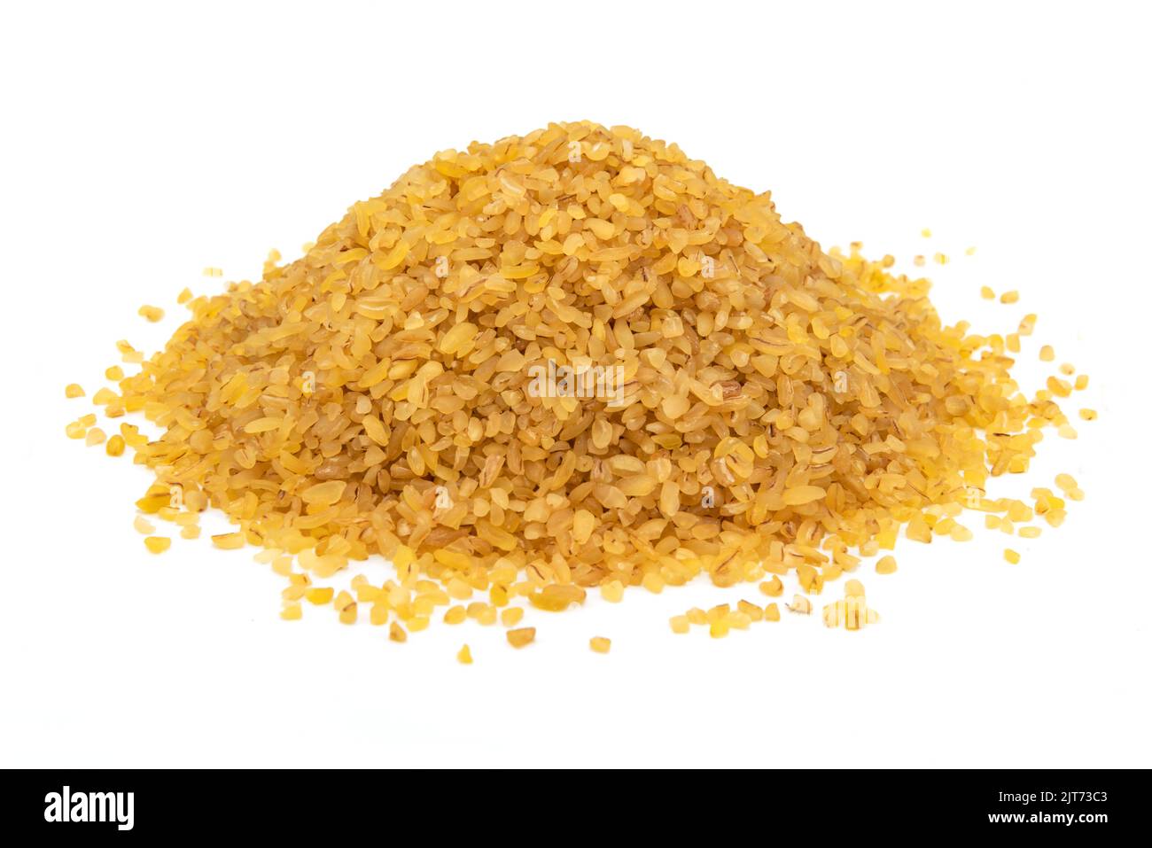 Bulgur grano isolato. Una collina di grani di bulgur su uno sfondo bianco Foto Stock