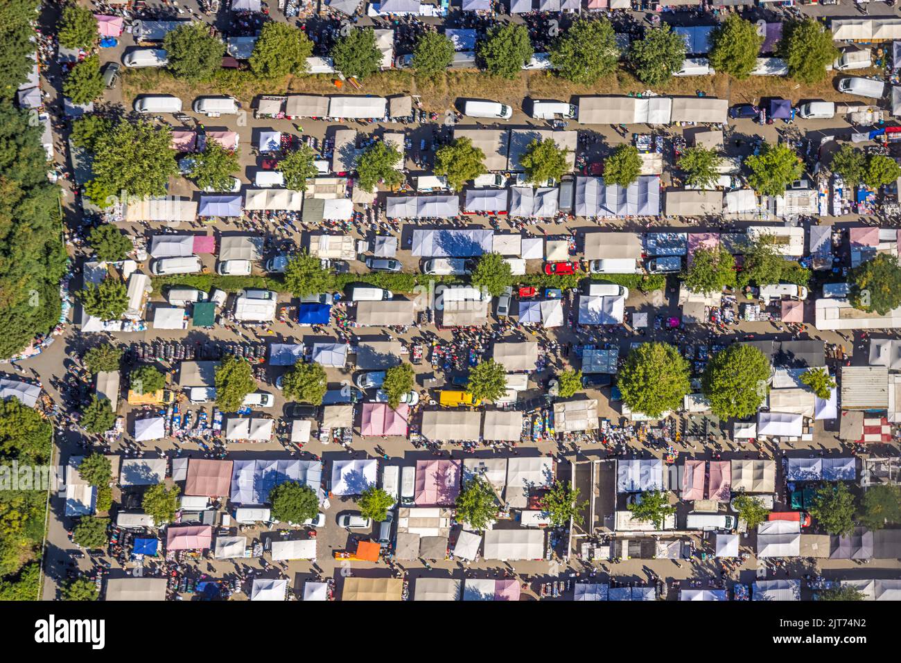 Vista aerea, Gigantmarkt Gelsenkirchen, mercato delle pulci a Willy-Brandt-Allee, Erle, Gelsenkirchen, Ruhr, Renania settentrionale-Vestfalia, Germania, GERMANIA, EUROPA Foto Stock