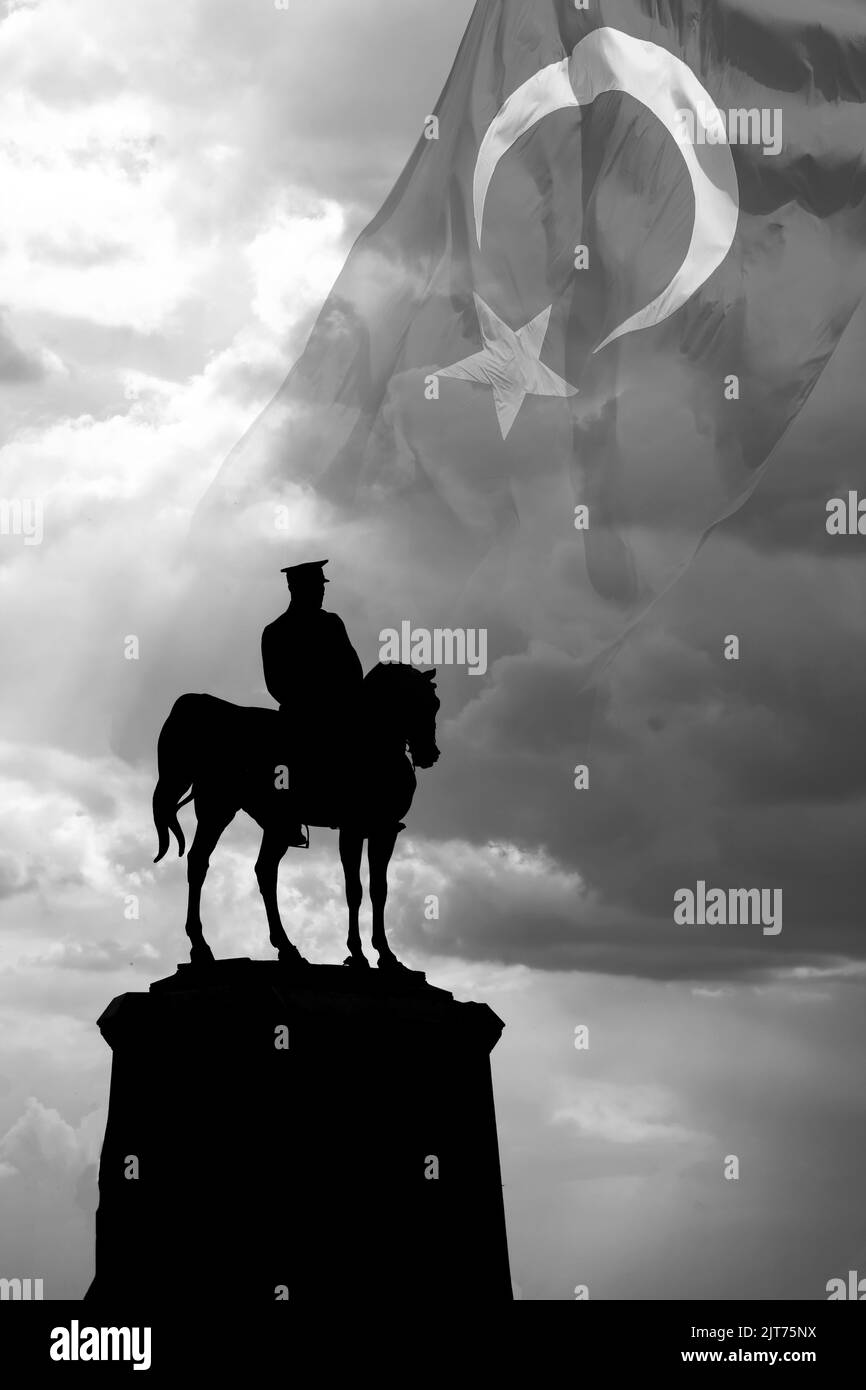 Monumento Ataturk e bandiera turca in vista monocromatica. 10 kasim o 10th novembre giorno commemorativo di Ataturk foto di sfondo. Foto Stock