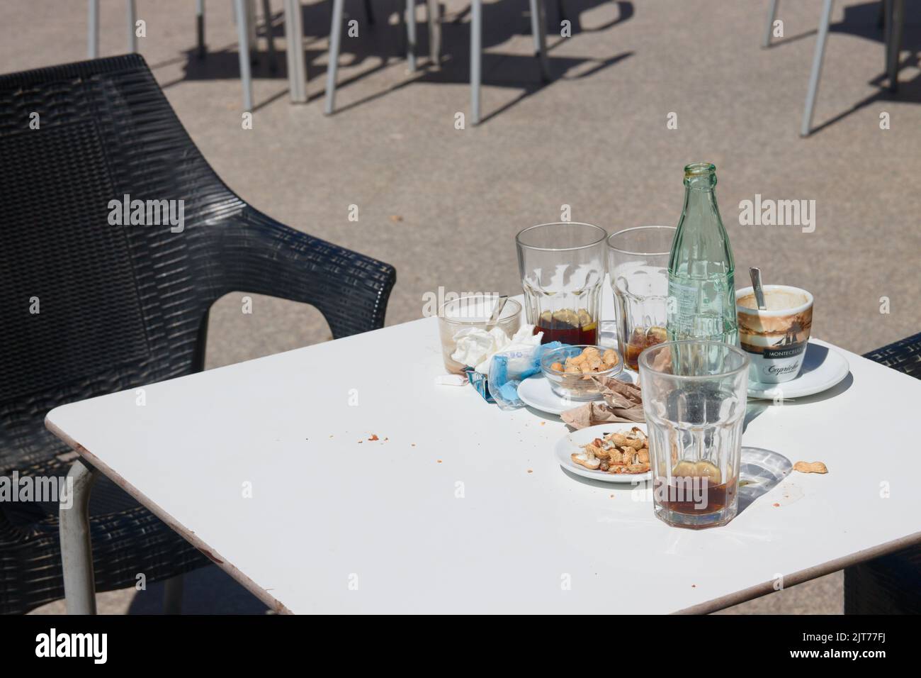 2022. Valencia, Spagna. Primo piano di un tavolo in un bar di strada con la bevanda dell'ultimo cliente che l'ha utilizzata Foto Stock