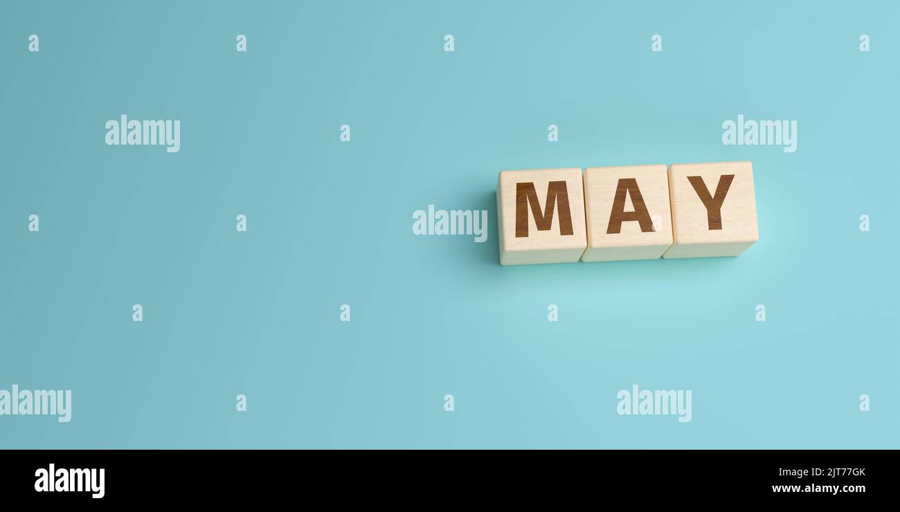 La parola maggio costruita da lettere su cubi di legno. Vista ad angolo alto con spazio di copia Foto Stock