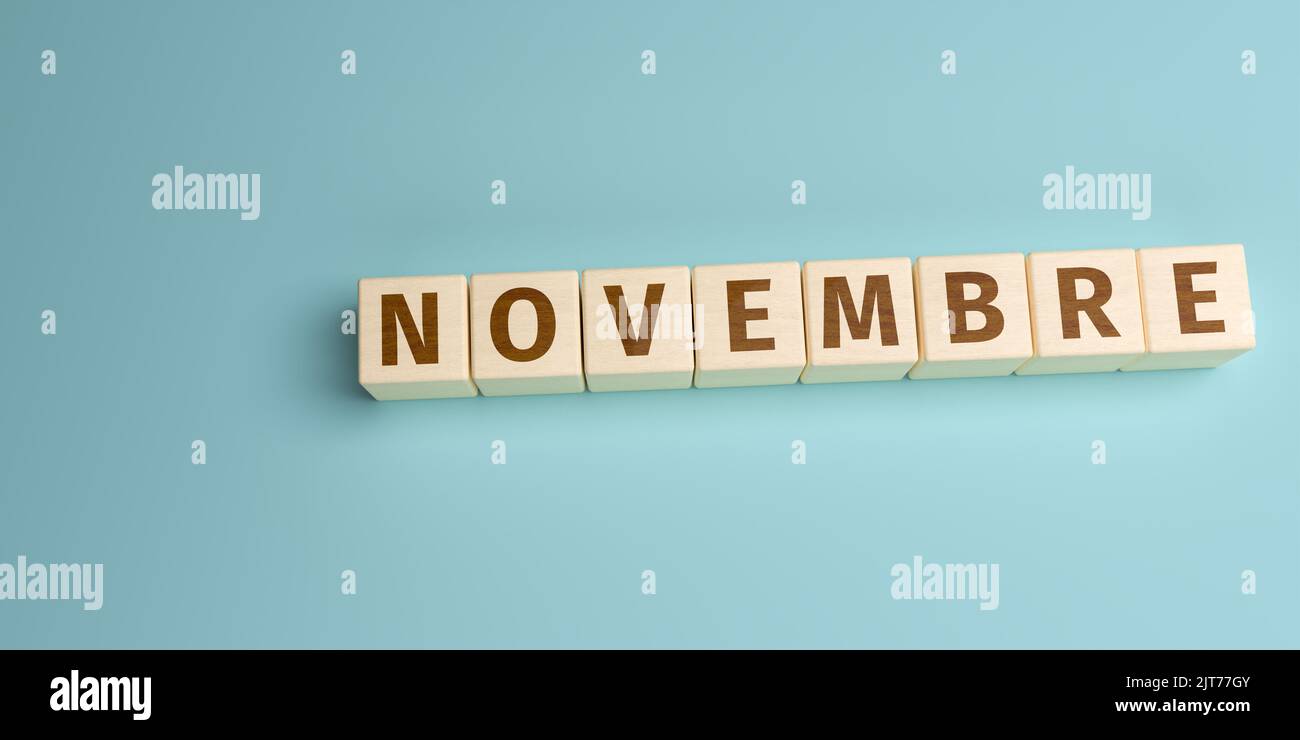 La parola spagnola novembre (novembre) costruita da lettere su cubi di legno. Vista ad angolo alto con spazio di copia Foto Stock