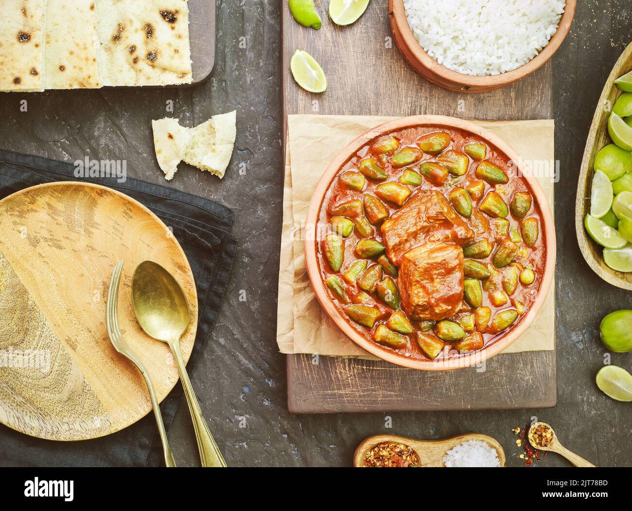 Stufato di okra condito con un pezzo di manzo e servito con riso bianco, pane pita fresco e limone. E' un piatto tradizionale egiziano, greco, turco e rumeno. Foto Stock