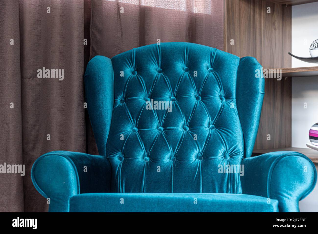 Poltrona psicologica blu in ambiente clinico. Ufficio di psicologia. Ambiente interno. Elemento decorativo. Divano per ufficio. Arredamento classico. Foto Stock