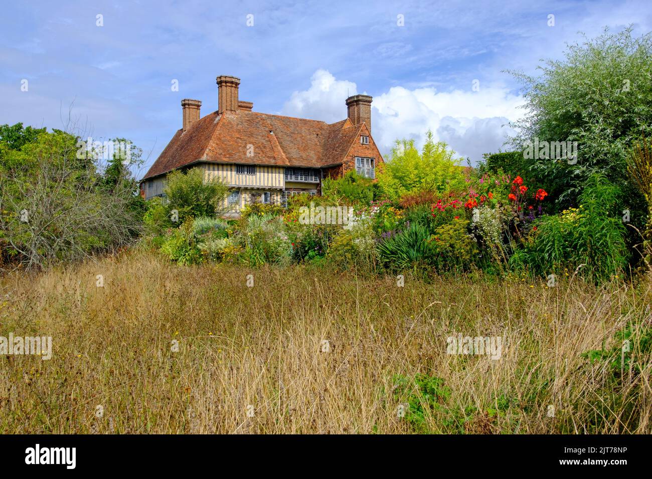 Grande Dixter casa e giardino, Northiam, East Sussex, Regno Unito, lungo confine e giardino selvaggio Foto Stock