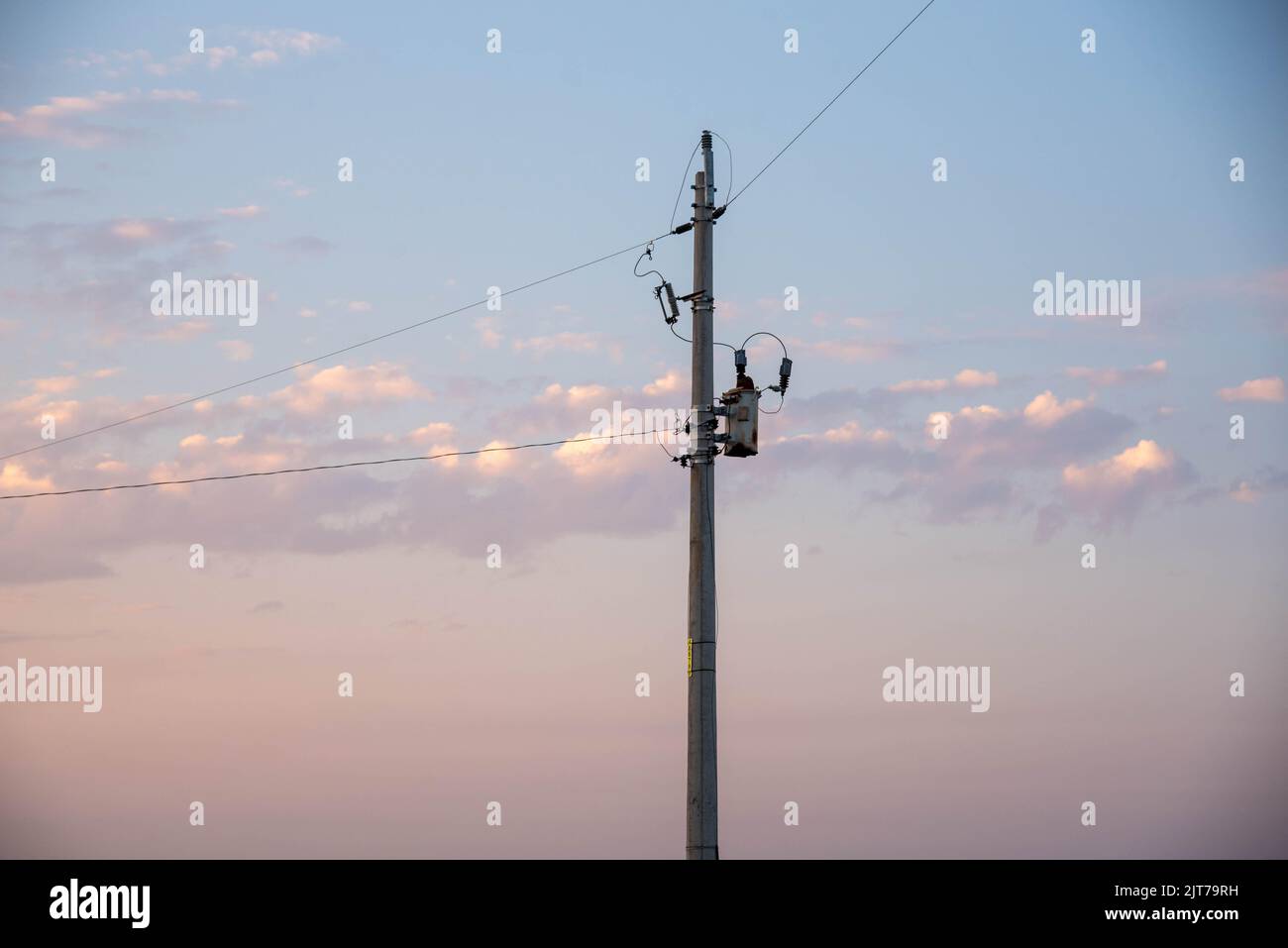 Apparecchiature per la trasmissione di energia elettrica. Rete di trasmissione di energia elettrica. Apparecchiature e rete ad alta tensione. Elettrificazione rurale. Foto Stock