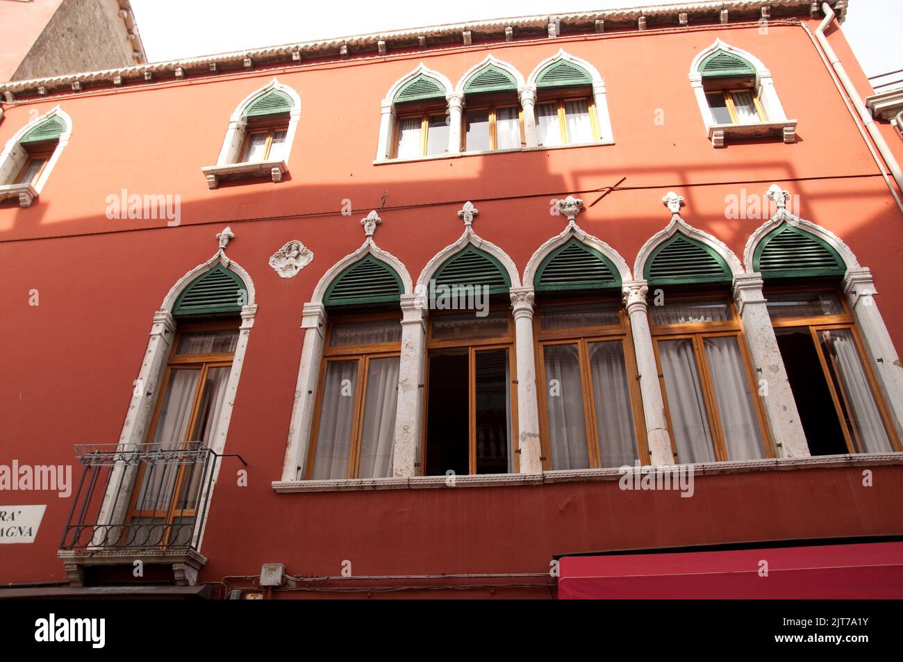 Tipico edificio veneziano, Venezia, Italia. Stile moresco tipico di Venezia e del Veneto. Casa con finestre e balconi. Foto Stock