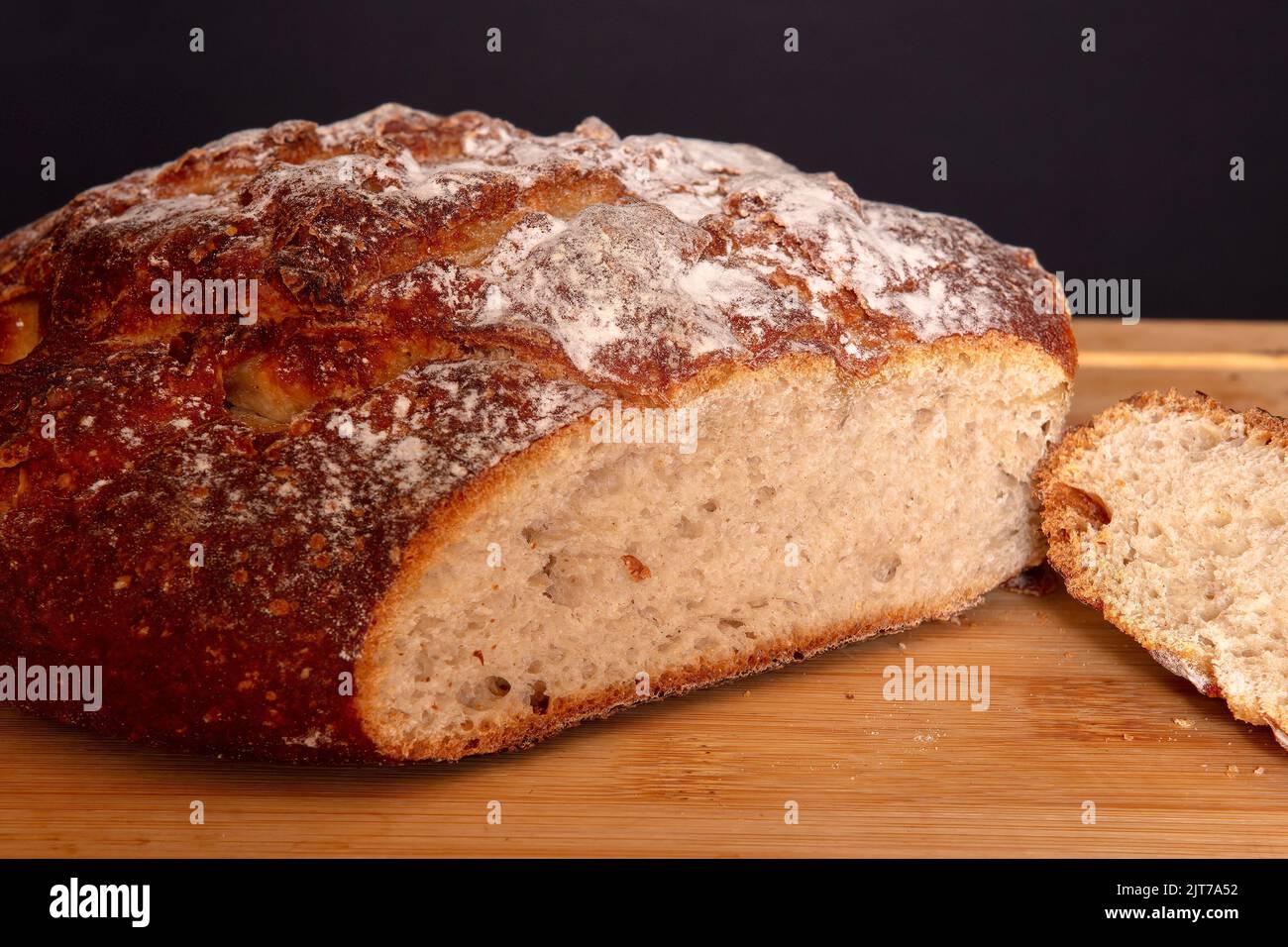Una croccante pagnotta di pane bianco stile country Foto Stock
