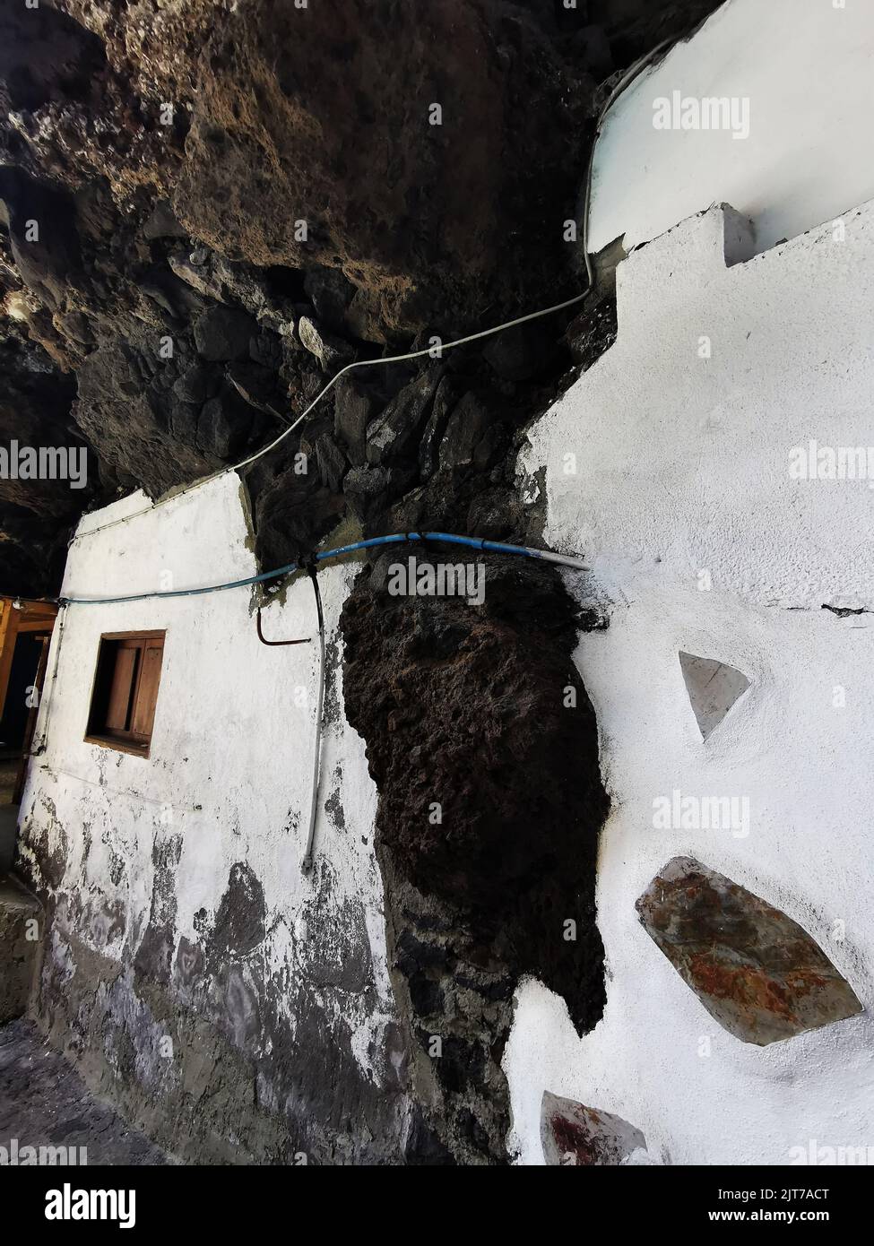 Uno scatto verticale di una casa costruita in una grotta, Poris de Candelaria Tijarafe città, la Palma isola, Isole Canarie Foto Stock