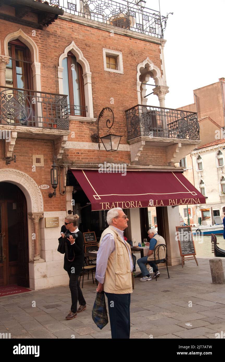 Street Scene, Venezia, Italia. Ristorante (Trattoria), finestre, balconi Foto Stock