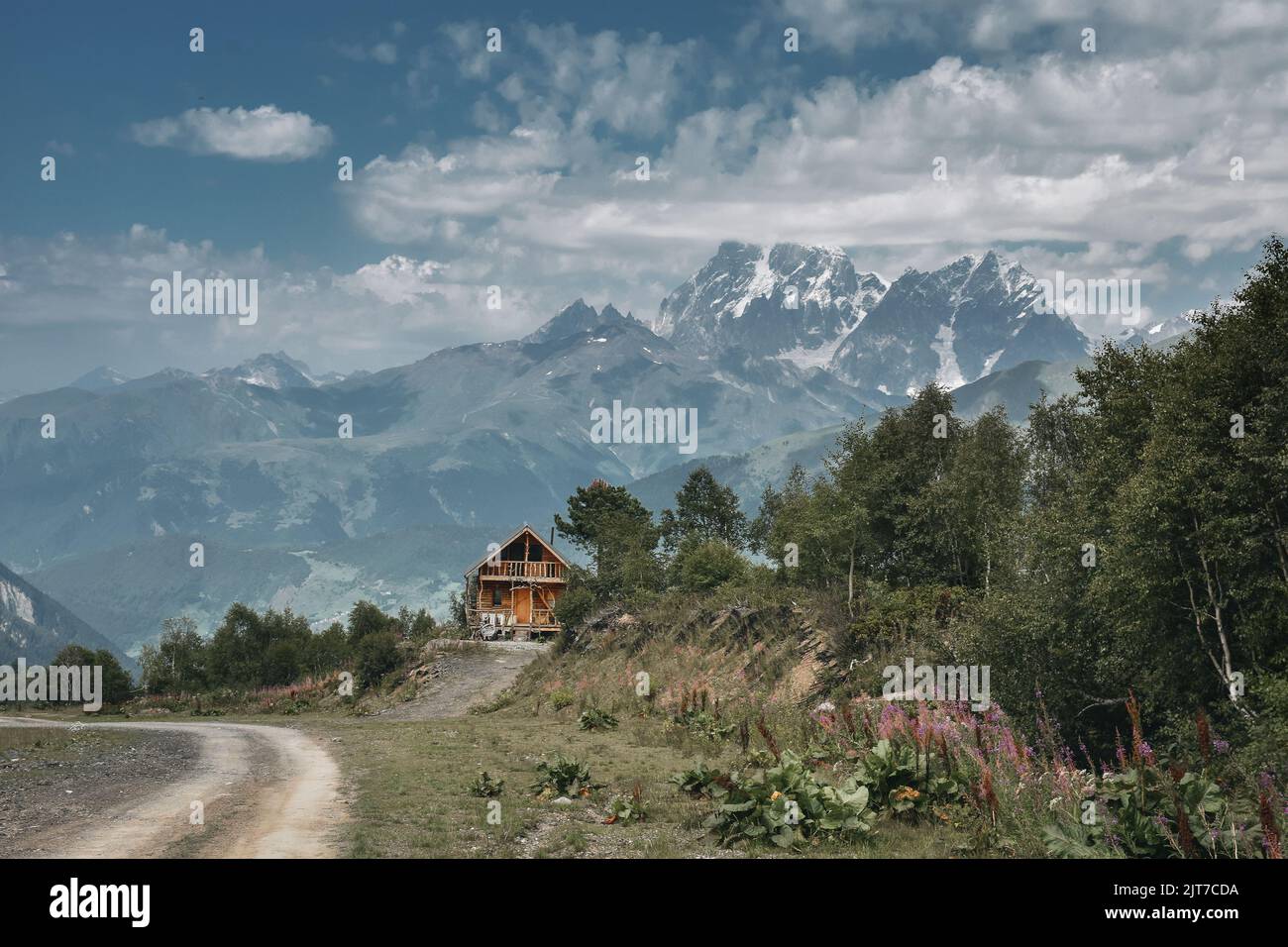 Una vista incredibile sul Ghiacciaio Shkhara nella catena montuosa del Caucaso maggiore in Georgia, nella regione di Svaneti, Ushguli. Montagne innevate. Monte Shkhar Foto Stock