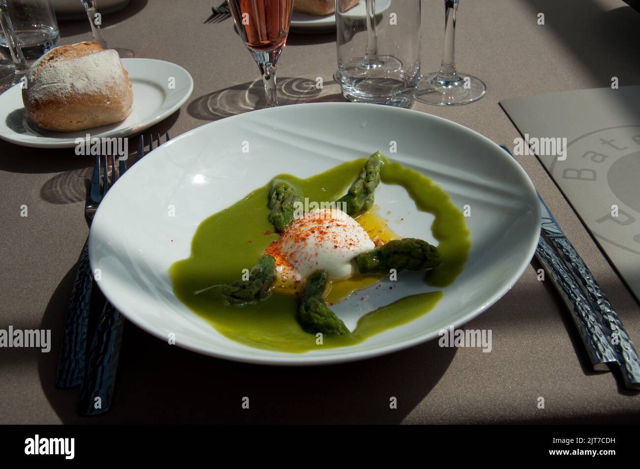 Prima portata, pranzo su una barca (Bateau Parisien), Parigi, Francia Foto Stock