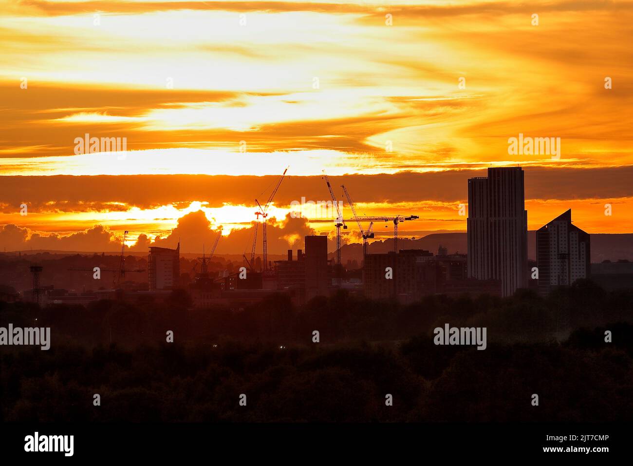 Lo skyline del centro di Leeds si staglia contro il tramonto. Questo punto di vista è stato preso dalla tenuta di Temple Newsam Foto Stock