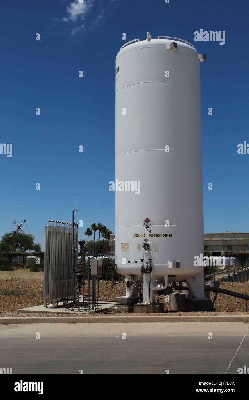 Un getto verticale di serbatoio di azoto liquido con serpentine di vaporizzatore Foto Stock
