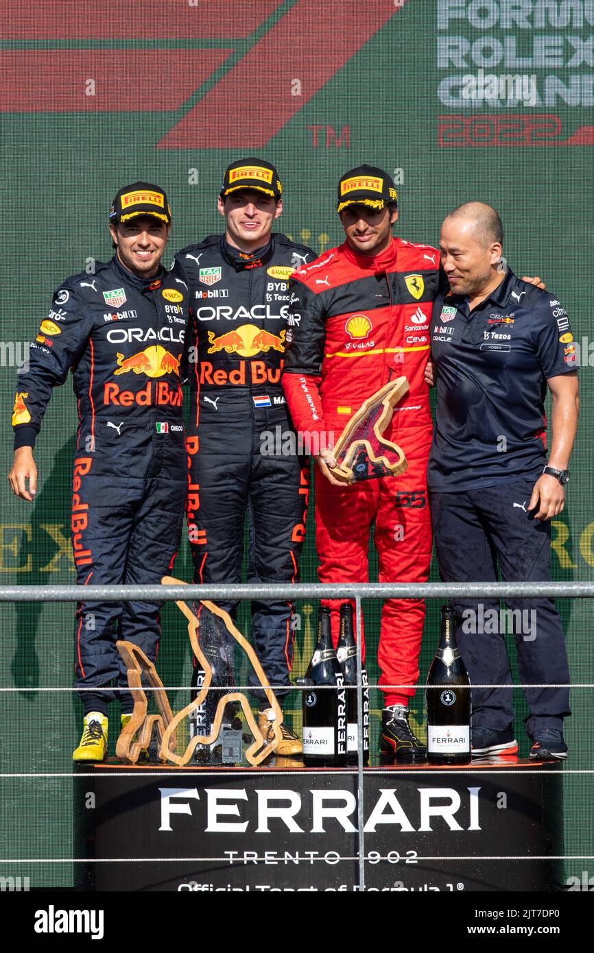 Spa, Belgio. 28th ago, 2022. Oracle Red Bull Racing pilota messicano Sergio Perez, Oracle Red Bull Racing pilota olandese Max Verstappen, Scuderia Ferrari pilota spagnolo Carlos Sainz Jr. E Red Bull Power Train capo meccanico Makoto Yoshino festeggiano sul podio dopo il Gran Premio del Belgio F1, a Spa-Francorchamps, Domenica 28 agosto 2022. Il Gran Premio di Formula uno di Spa-Francorchamps si svolge questo fine settimana, dal 26th al 28th agosto. BELGA FOTO JONAS ROOSENS Credit: Agenzia Notizie Belga/Alamy Live News Foto Stock