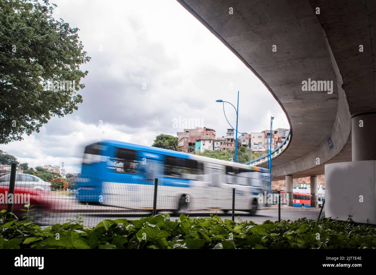 Un autobus catturato in movimento a bassa velocità sulla strada di Salvador Foto Stock