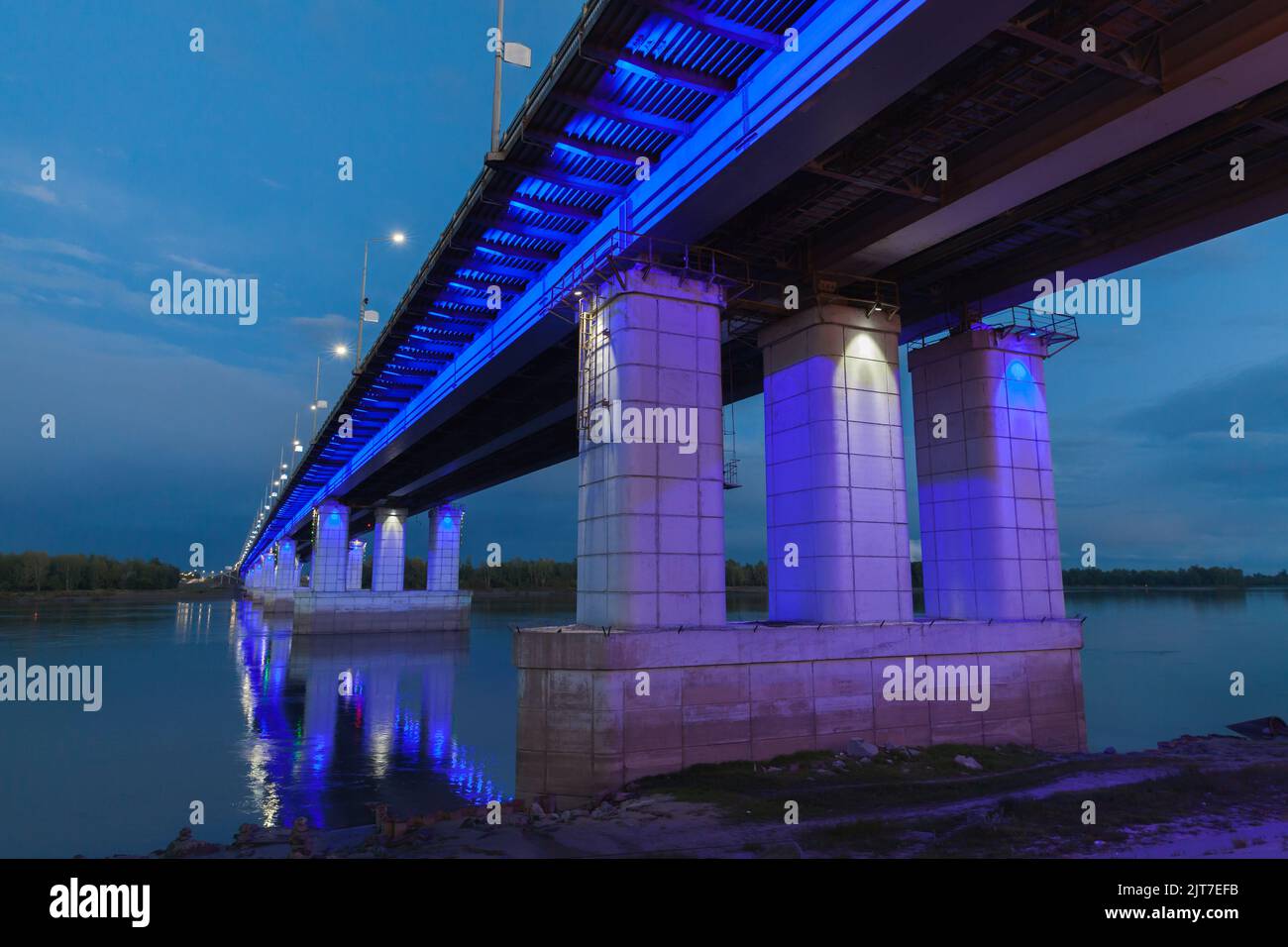 Il nuovo ponte con luci blu di notte, un ponte attraverso l'OB in Barnaul, che collega il quartiere centrale della città e la riva destra della riv Foto Stock