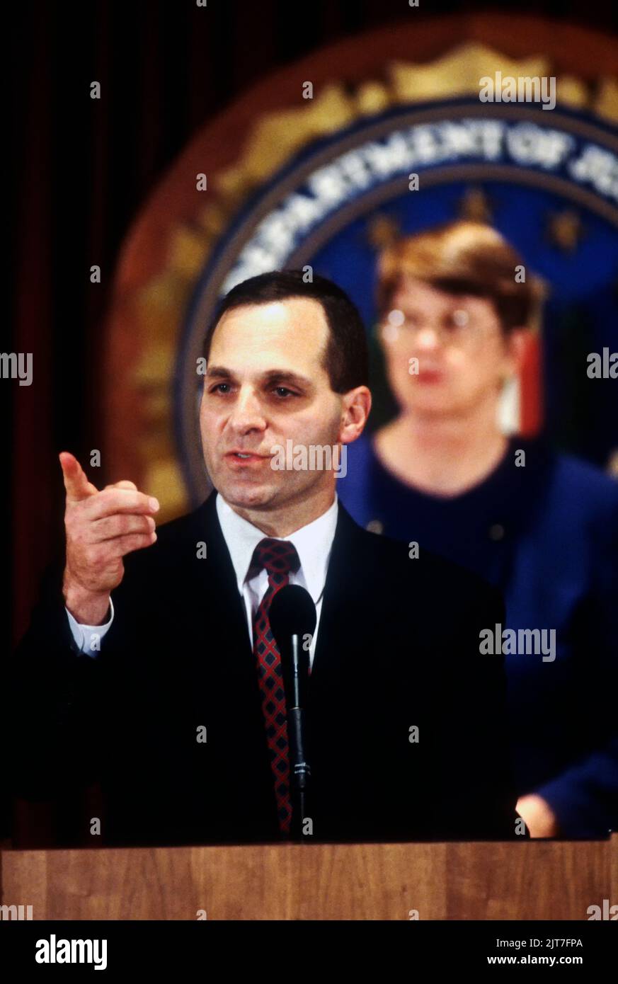 Direttore dell'FBI, Louis Freeh insieme al procuratore generale Janet Reno annuncia l'arresto di Earl Edwin Pitts durante una conferenza stampa presso il Dipartimento di Giustizia, 18 dicembre 1996 a Washington, D.C. Pitts è stato arrestato per spionaggio per la vendita di informazioni ai servizi di intelligence sovietici e russi. Foto Stock