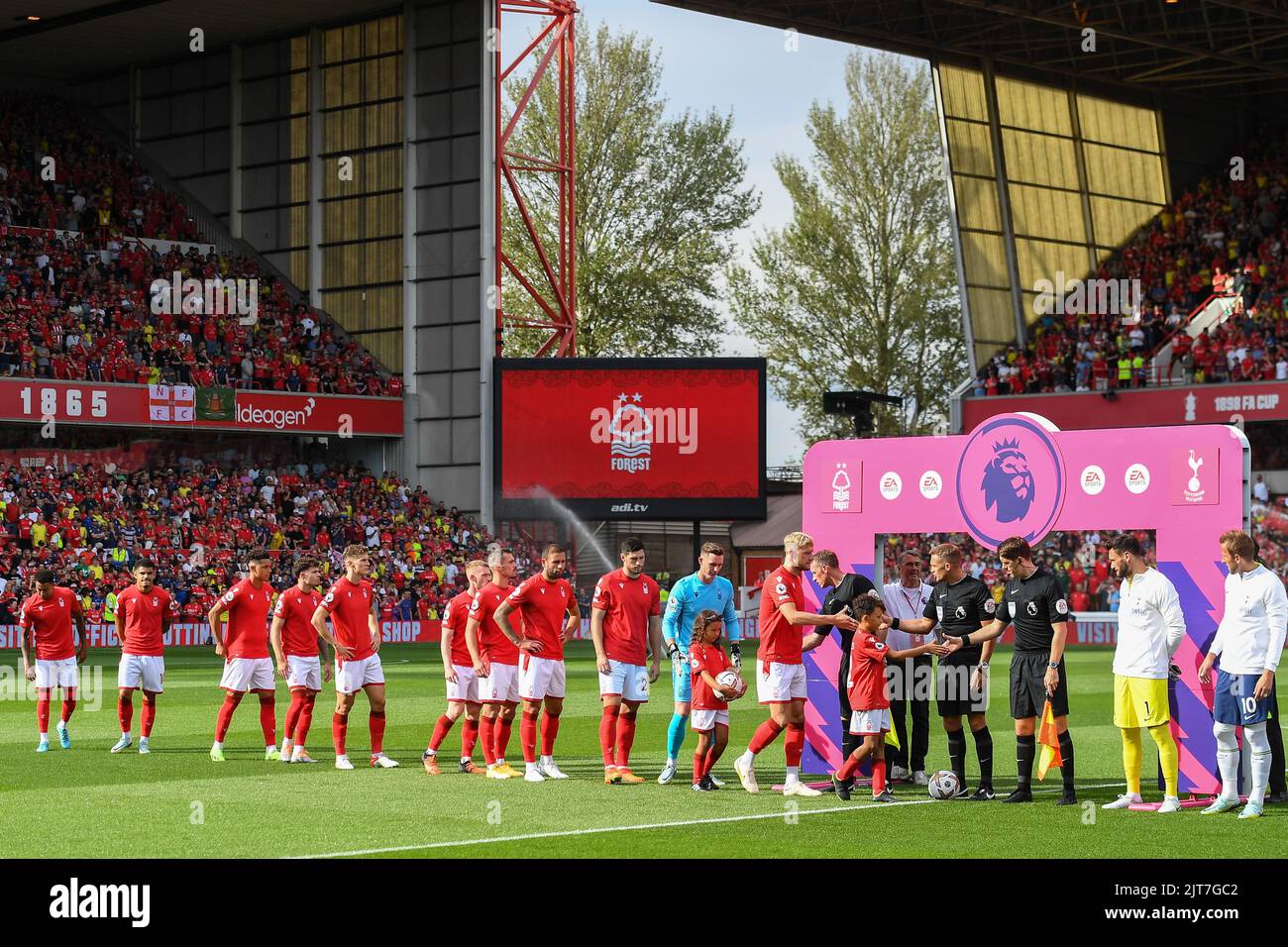 I giocatori della foresta si allineano durante la partita della Premier League tra Nottingham Forest e Tottenham Hotspur al City Ground di Nottingham domenica 28th agosto 2022. (Credit: Jon Hobley | NOTIZIE MI) Credit: NOTIZIE MI & Sport /Alamy Live News Foto Stock