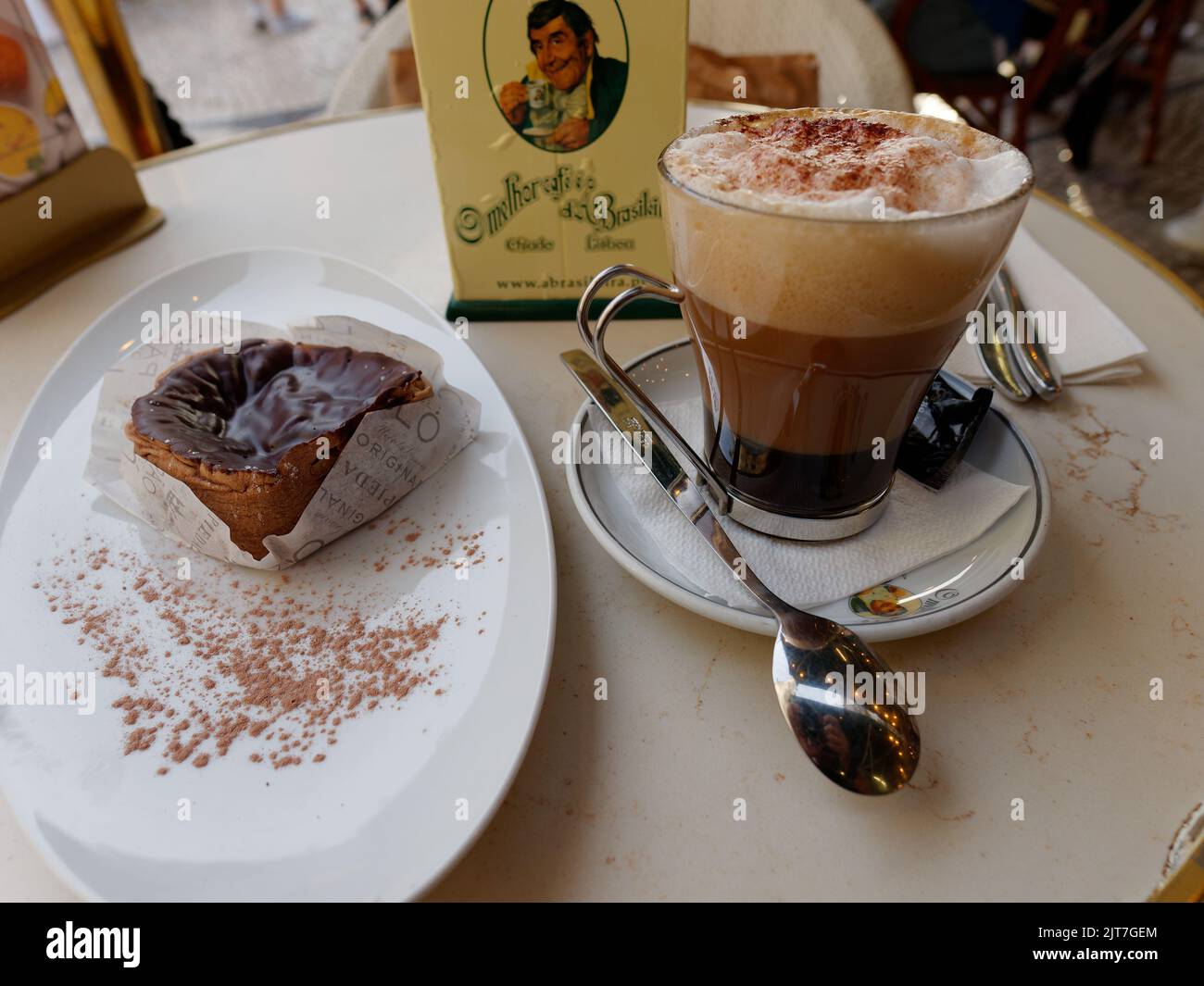 Caffè e torta a di Un elegante caffè Brasileira nel quartiere Chiado nel centro di Lisbona. Foto Stock