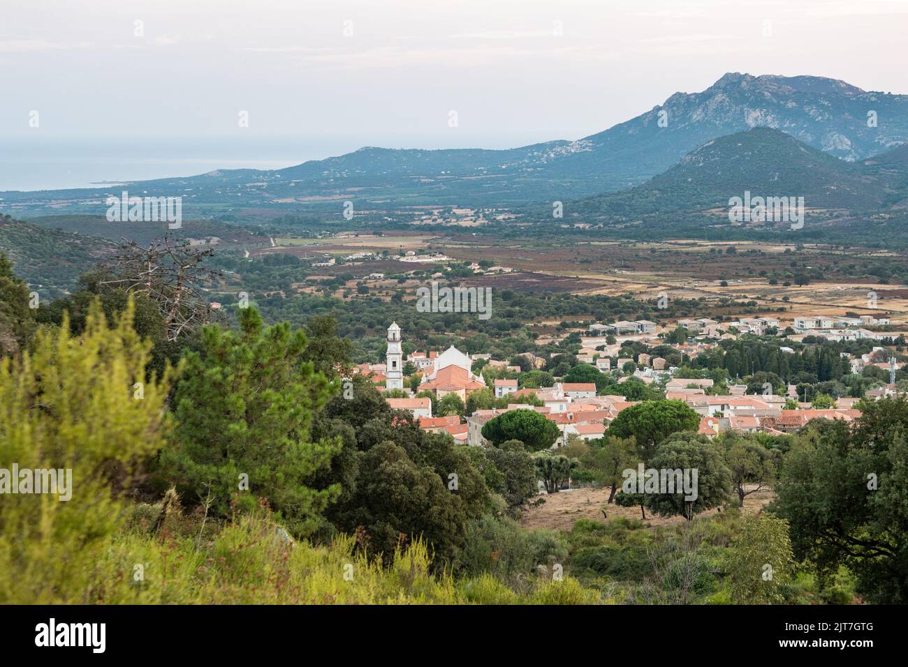 Il villaggio di Calenzana dal GR20 in Corsica, Francia Foto Stock