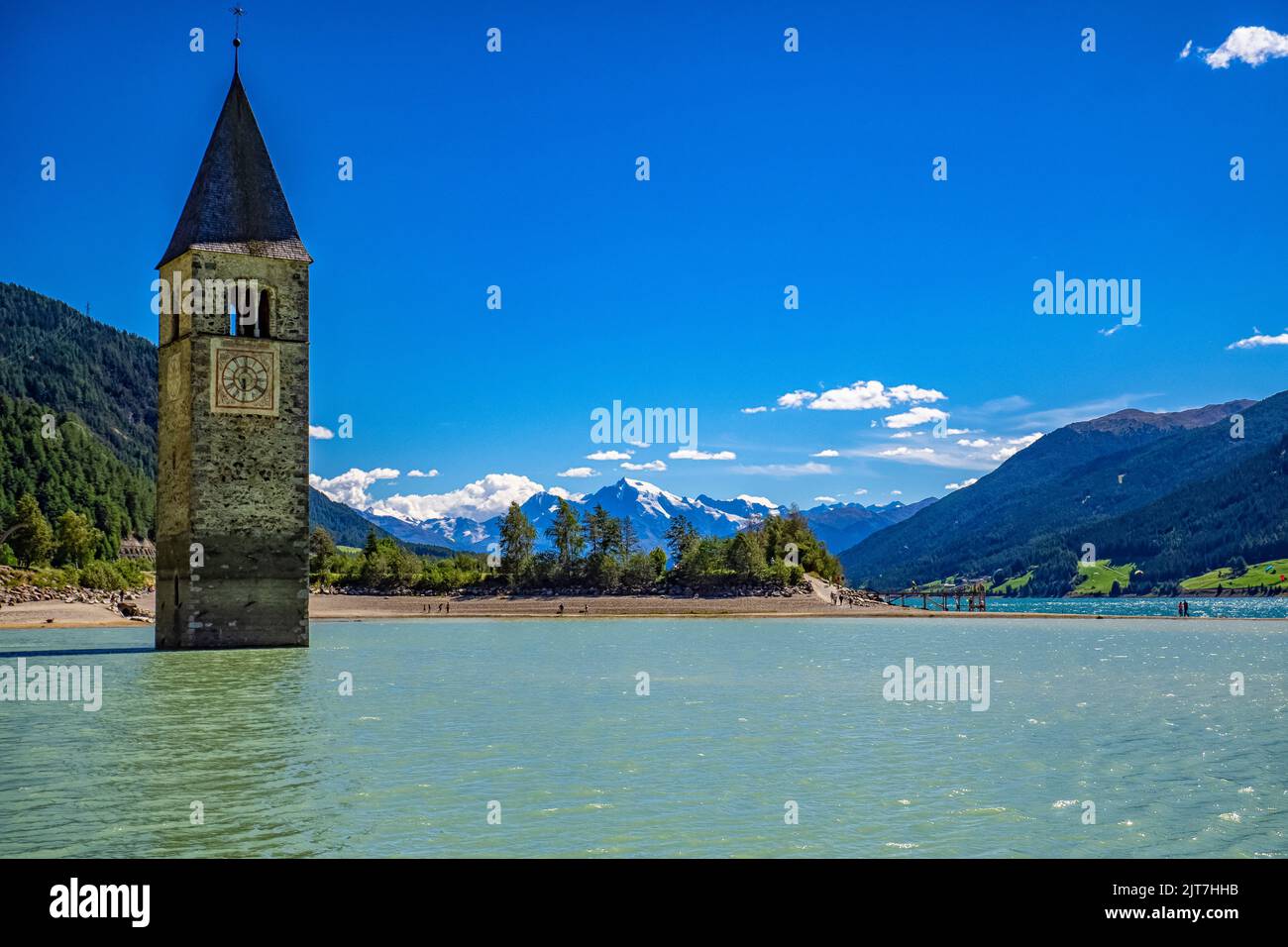 Passo lago Resia e il campanile Foto Stock