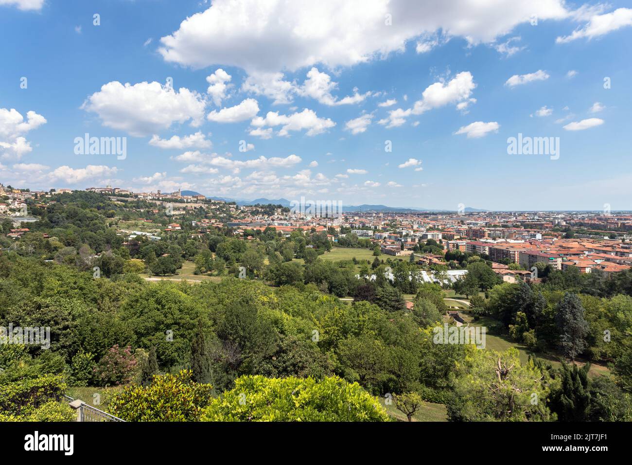 Bergamo. Città nuova e vecchia. Città in basso e in alto. Una delle più belle città d'Italia. Lombardia. Paesaggio sulla città vecchia durante una meravigliosa giornata blu. B Foto Stock